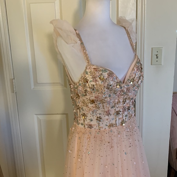 MAC DUGGAL
Cap Sleeve Embellished Tulle Gown - Picture 8 of 15